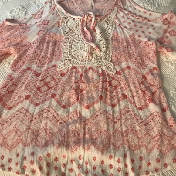 Quarter sleeve light weight off the shoulder top - Picture 4 of 5